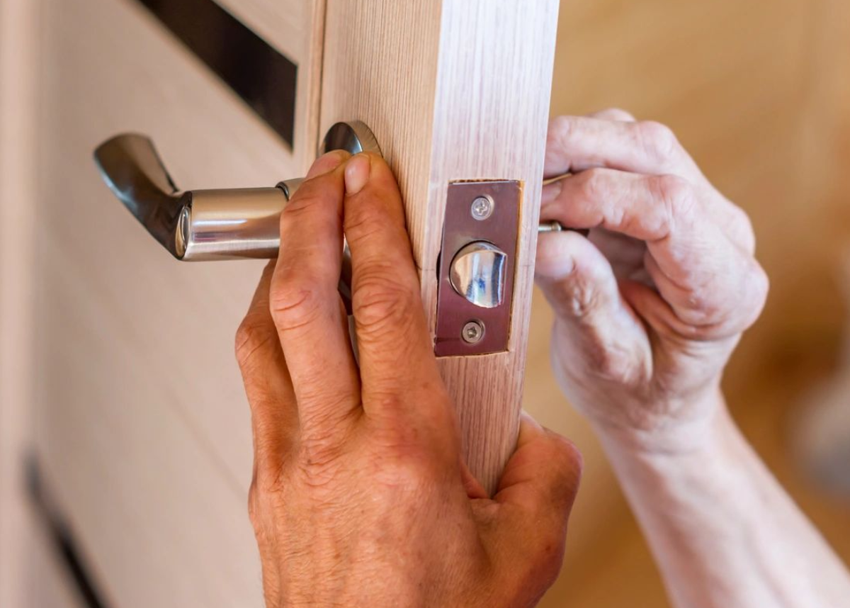 locksmith fixing door lock