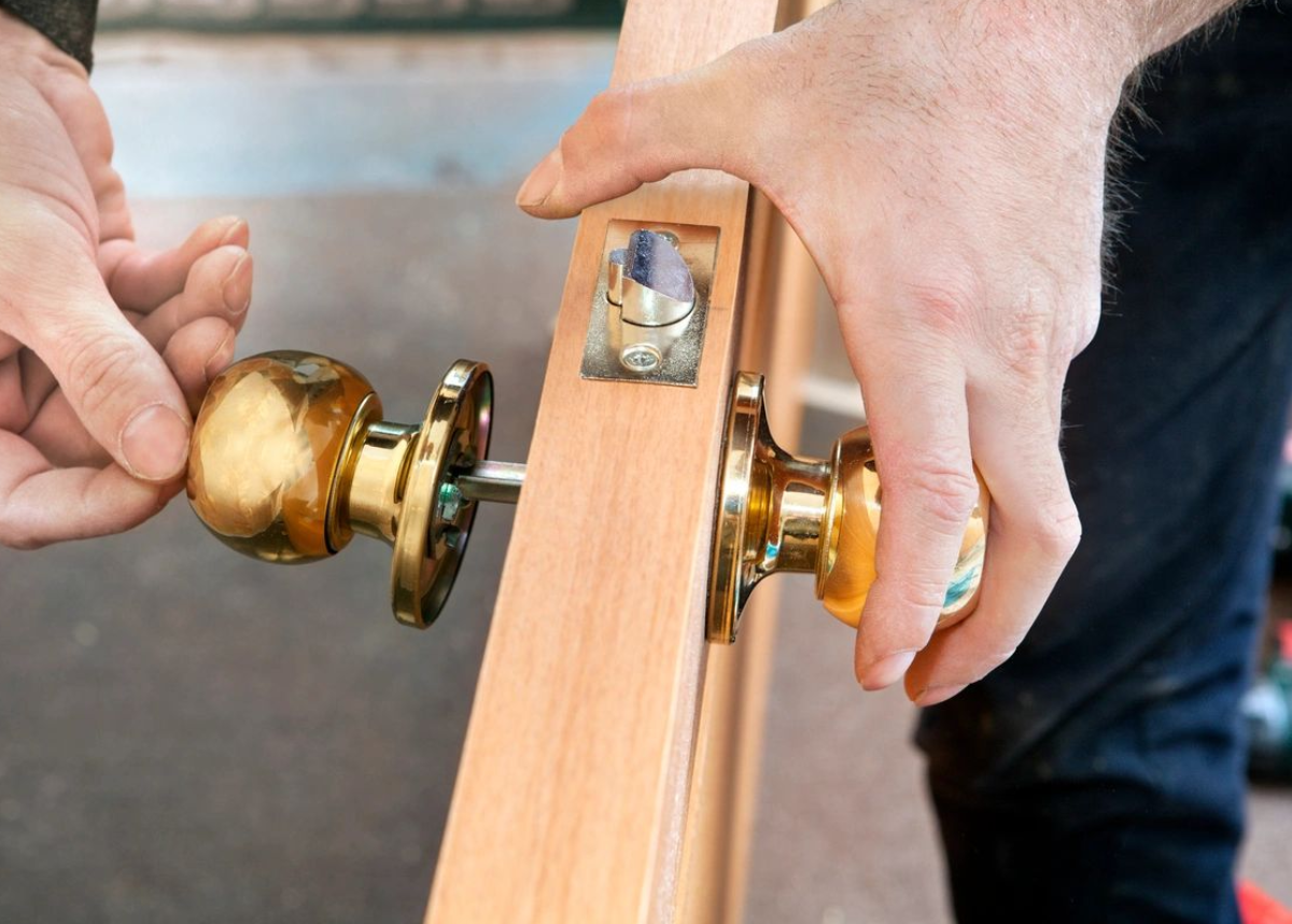 locksmith fixing doorknob