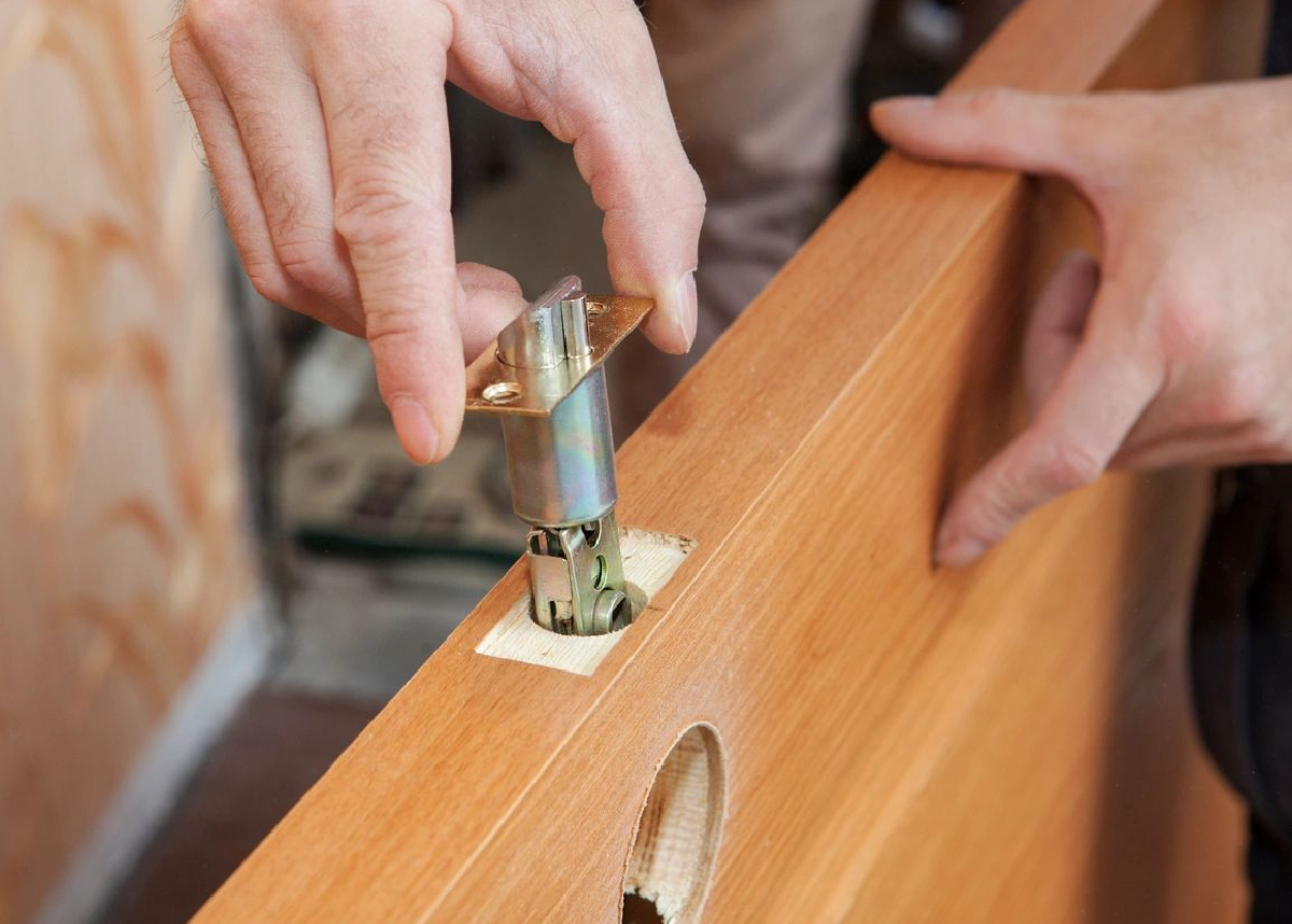 locksmith fixing doorknob