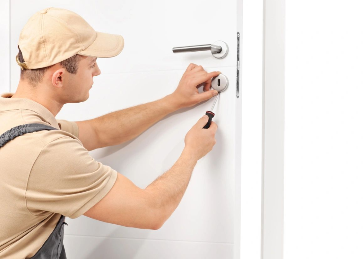 locksmith fixing door lock